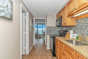 Coffee/tea maker, fridge, microwave, oven - The Palms Resort 1006 (Myrtle Beach)