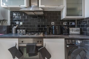 Frigorifero, microonde, forno, piano cottura