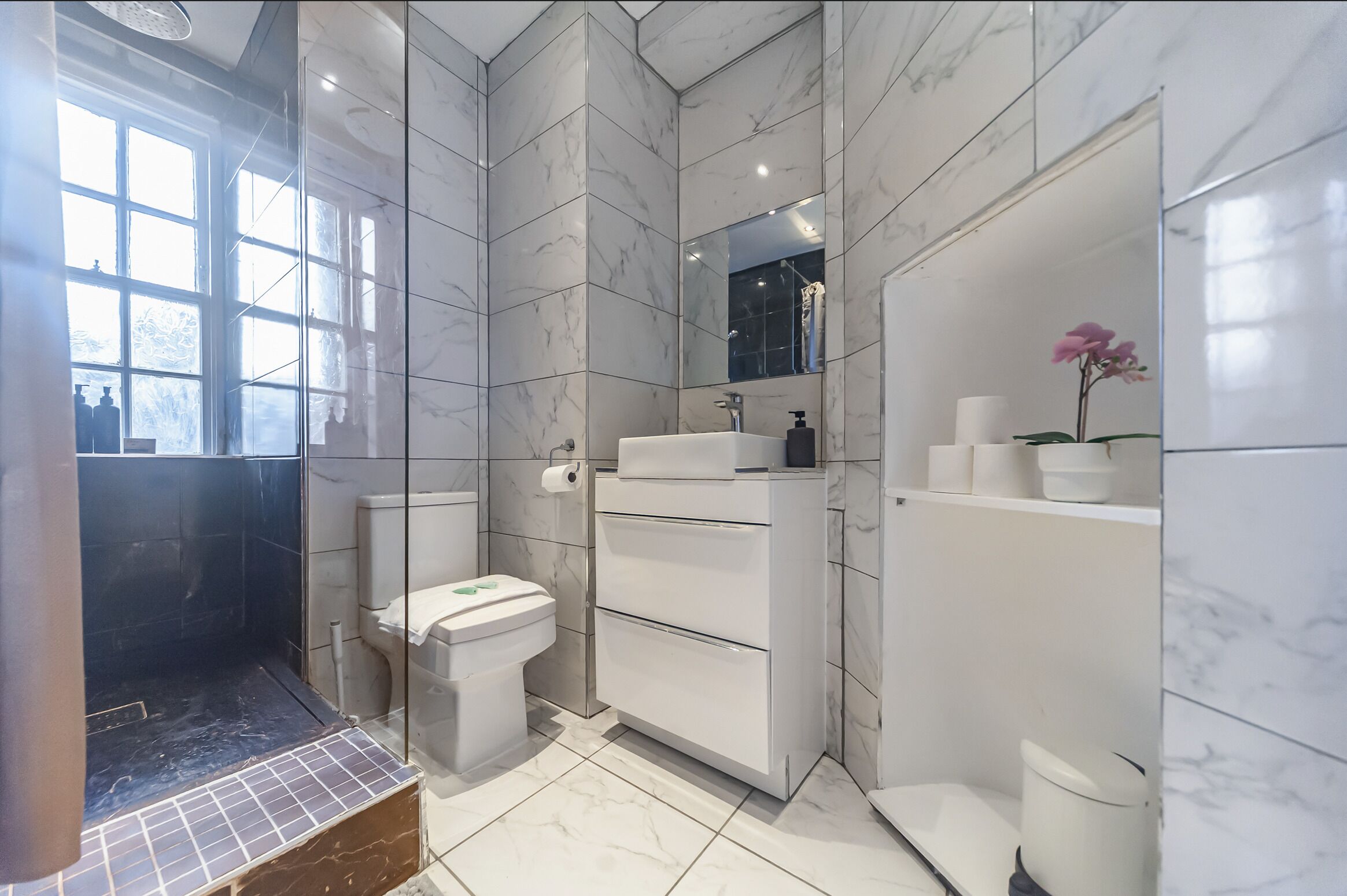 Dusche, Haartrockner, Handtücher, Seife
