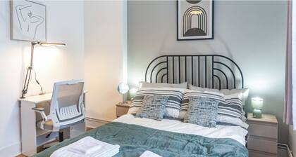 Modern 2‑Bed + Sofa bed, 1‑Min to Tube + Parking