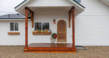 4 Bedroom Home with Hot tub!