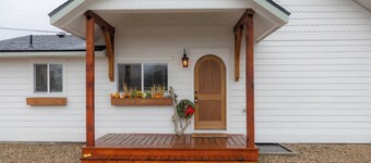 4 Bedroom Home with Hot tub!