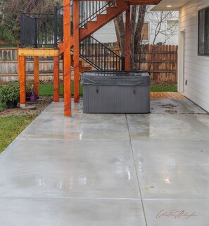 Terrace/patio - 4 Bedroom Home with Hot tub! (Meridian)