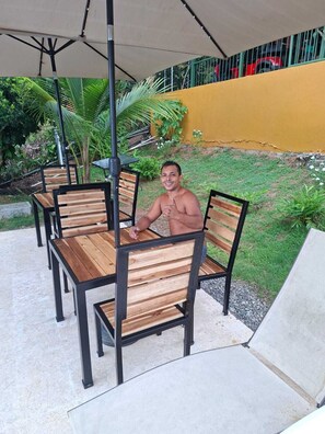 Outdoor dining - Moody's Huts. Charming 1-bedroom container unit with AC in peaceful Savegre (Savegre)