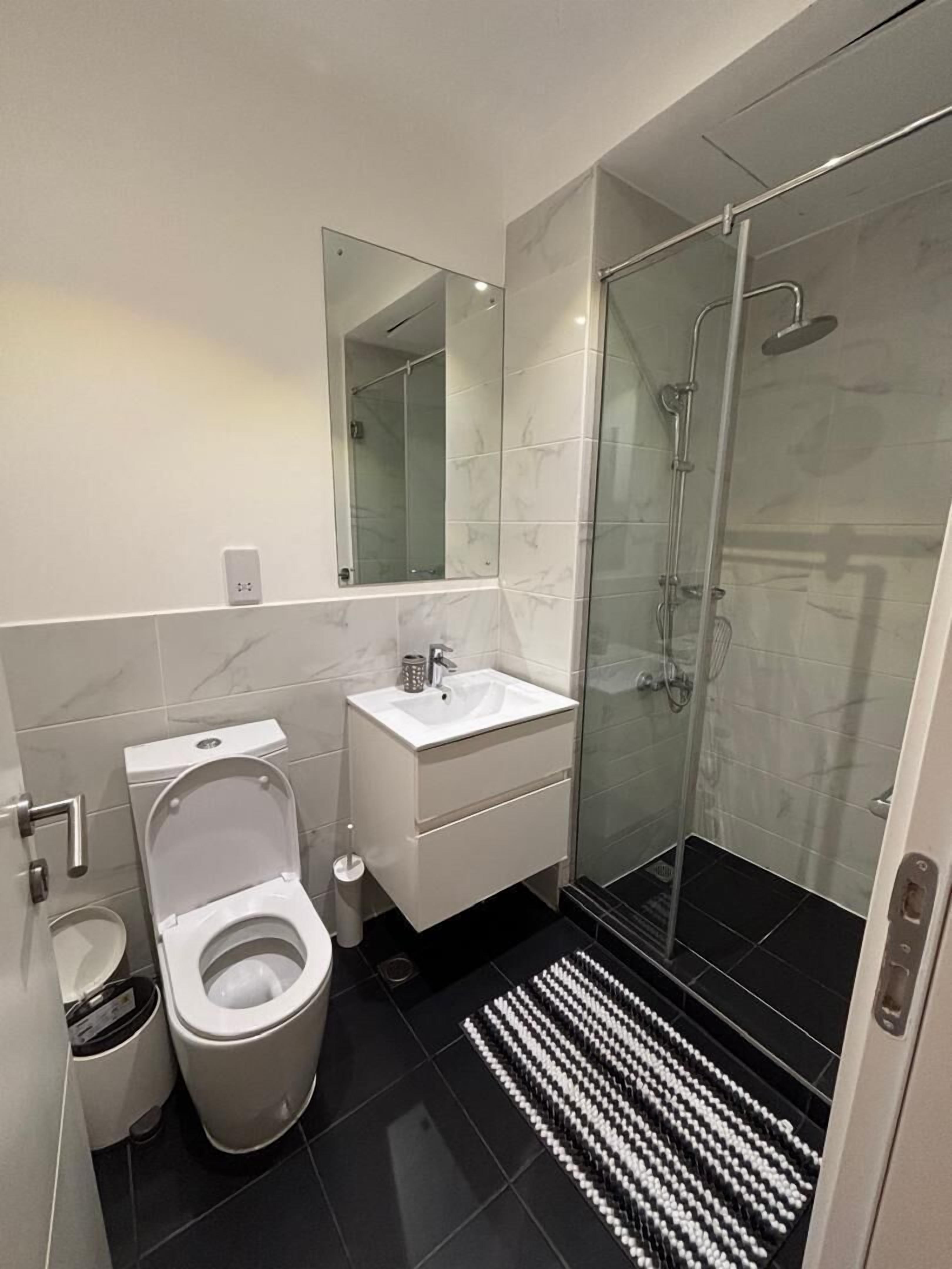 Deluxe Apartment, City View | Bathroom shower