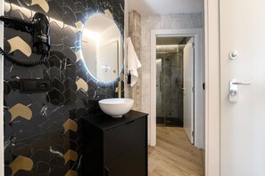 Hair dryer, towels - GRAN VIA capitals, ESTAMBUl (Madrid)