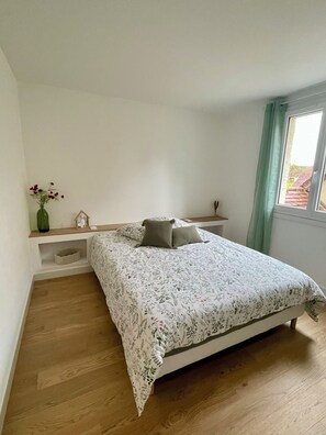 6 bedrooms, iron/ironing board, WiFi, bed sheets