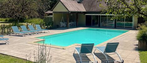 Una piscina al aire libre