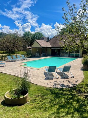 Una piscina al aire libre