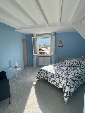 6 quartos, ferros/tábuas de passar roupa, Wi-Fi, roupa de cama