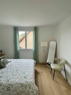 6 quartos, ferros/tábuas de passar roupa, Wi-Fi, roupa de cama