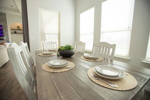 Dining - Luxury Mountain-View Retreat (Las Cruces)
