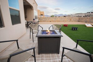Outdoor dining - Luxury Mountain-View Retreat (Las Cruces)
