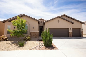Exterior - Luxury Mountain-View Retreat (Las Cruces)