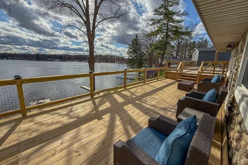 Lakefront Retreat, Deck, Private Docks & Kayaks