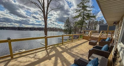 Lakefront Retreat, Deck, Private Docks & Kayaks