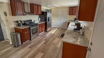 Mikroaaltouuni, uuni, liesi, astianpesukone