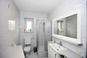Haartrockner, Handtücher, Seife, Toilettenpapier