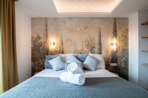 1 chambre, bureau, fer et planche à repasser, lit parapluie