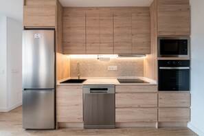 Fridge, microwave, oven, stovetop - GRAN VIA capitals, POMPEYa (Madrid)