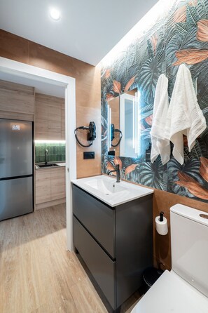 Hair dryer, towels - GRAN VIA capitals, MADAGASCAr (Madrid)