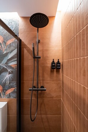 Hair dryer, towels - GRAN VIA capitals, MADAGASCAr (Madrid)