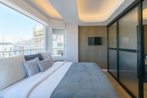 Een bureau, een strijkplank/strijkijzer, wifi, beddengoed