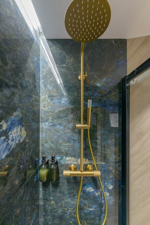 Hair dryer, towels - GRAN VIA capitals,ISLAS MAURICiO (Madrid)