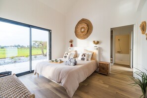 5 slaapkamers, een strijkplank/strijkijzer, internet, beddengoed