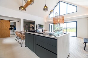 Een koelkast, een magnetron, een oven, een vaatwasser