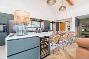 Een koelkast, een magnetron, een oven, een vaatwasser
