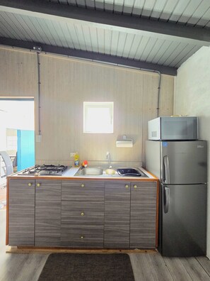 Fridge, microwave, stovetop, electric kettle - Studio Cadushi, Walking - 10 min from the beach (Noord)