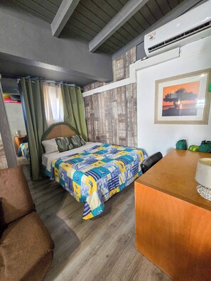 1 bedroom, WiFi, bed sheets - Studio Cadushi, Walking - 10 min from the beach (Noord)