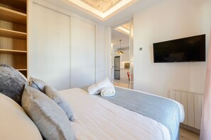 Desk, iron/ironing board, travel cot, WiFi - GRAN VIA capitals, VIENA (Madrid)