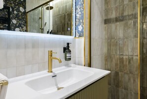 Hair dryer, towels - GRAN VIA capitals, VIENA (Madrid)