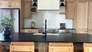 Mikrobølgeovn, kaffe-/temaskine, brødrister