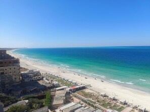 Beach - Tremendous 3-bedroom apartment in pleasant Alexandria location (محافظة الإسكندرية)