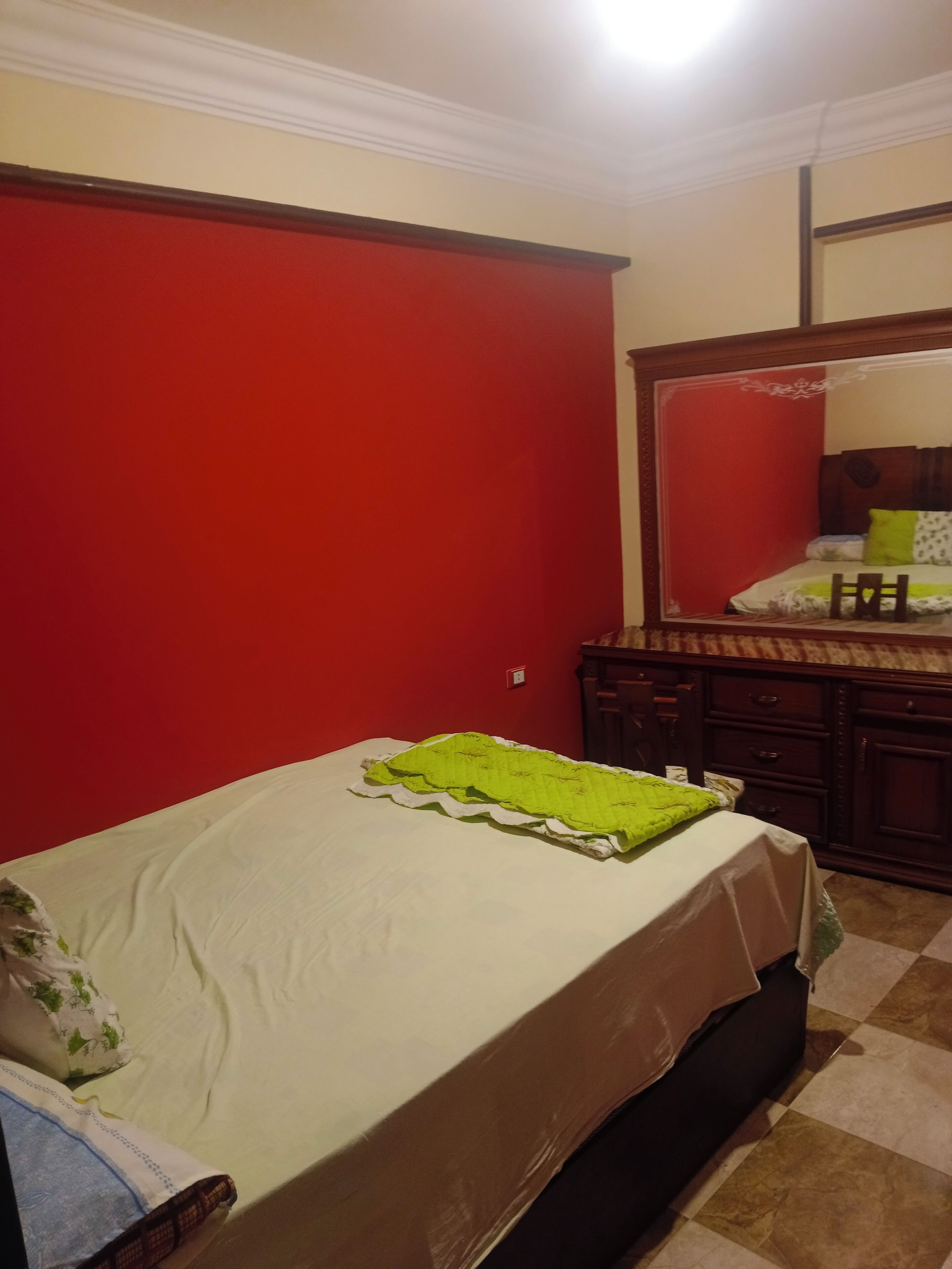 3 habitaciones, tabla de planchar con plancha y ropa de cama 