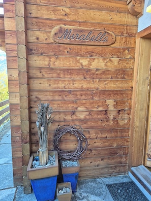 A wooden wall with a sign that reads "Mirabelle." - Chalet Mirabelle: skiing, hiking or biking from your doorstep (Hérémence)