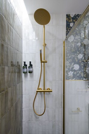 Hair dryer, towels - GRAN VIA capitals, NUEVA ORLEaNS (Madrid)