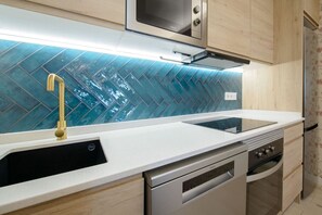 Fridge, microwave, oven, stovetop - GRAN VIA capitals, NUEVA ORLEaNS (Madrid)