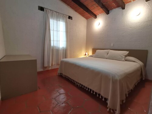 Bungalow Trotamundos: Your pet-friendly retreat with garden and tranquility