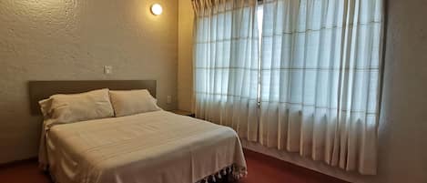 2 bedrooms, iron/ironing board, Internet, bed sheets