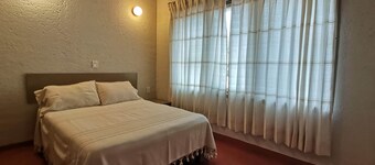 Bungalow Trotamundos: Your pet-friendly retreat with garden and tranquility