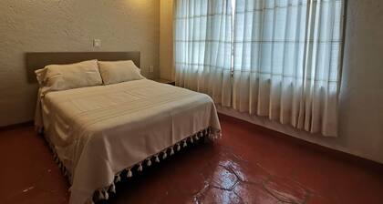 Bungalow Trotamundos: Your pet-friendly retreat with garden and tranquility