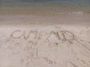 Platja privada, platja de sorra blanca, voleibol de platja i caiac 