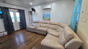 Casa, vistes a la platja | Sala d'estar | Televisor intel·ligent de 32 polzades amb canals digitals 