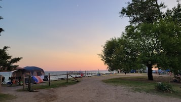 Playa privada, playa de arena blanca, vóleibol de playa y kayaks