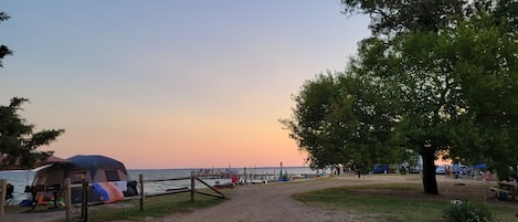 Platja privada, platja de sorra blanca, voleibol de platja i caiac
