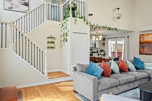 Smart TV, fireplace, ping pong, books - Lake View/Pool/Beach/Fire Pit/Game Room (Tobyhanna)